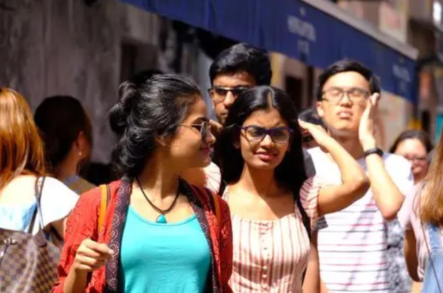 新加坡的衰落始于大量印度人的引入。有人预测，用不了十年，印度裔将成为新加坡的主要