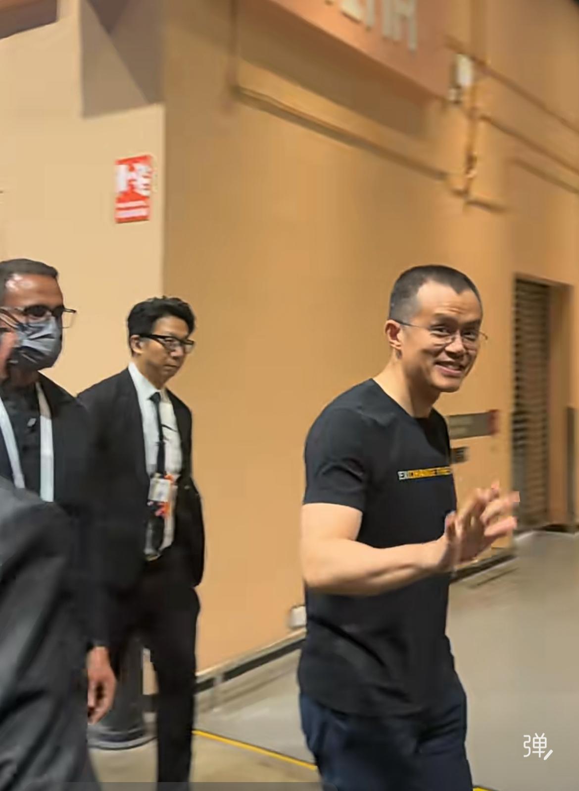 赵长鹏现身香港！

81月27日，币安创办人赵长鹏现身香港会展中心，被一众保镖簇
