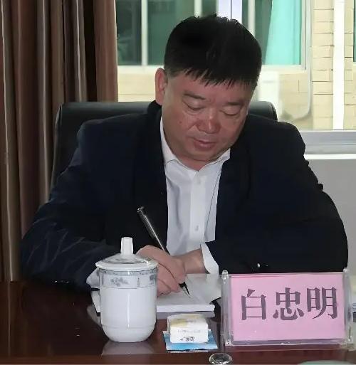 安顺关岭的白忠明被请出来了

老白长期在关岭工作。

主持过府办工作，9年前就任