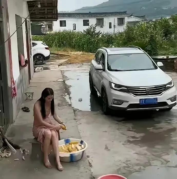 年轻人还是懂“小别胜新婚”这个道理的，简单粗暴，直接家法伺候。前提是腰好，不然抱