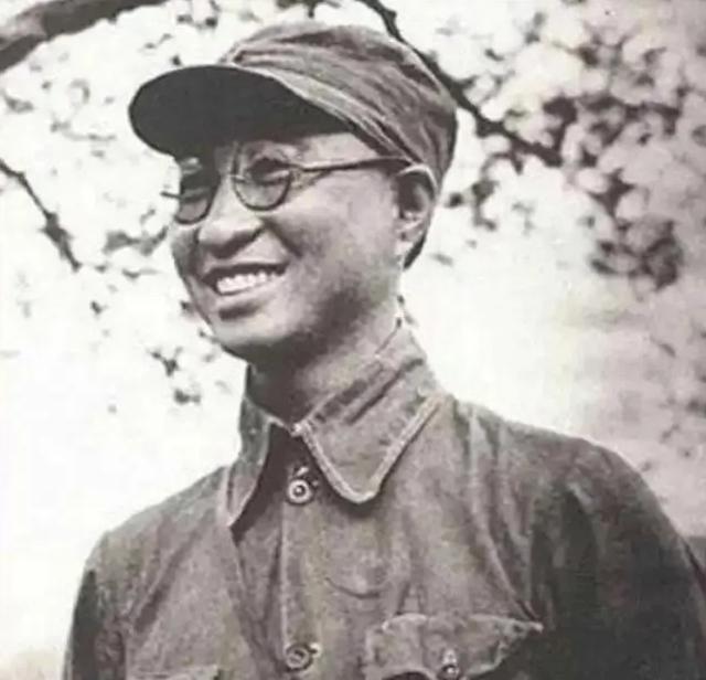 1955年授衔，陈赓看着自己的大将军衔陷入沉思，他前面两人，一个用5000大洋救
