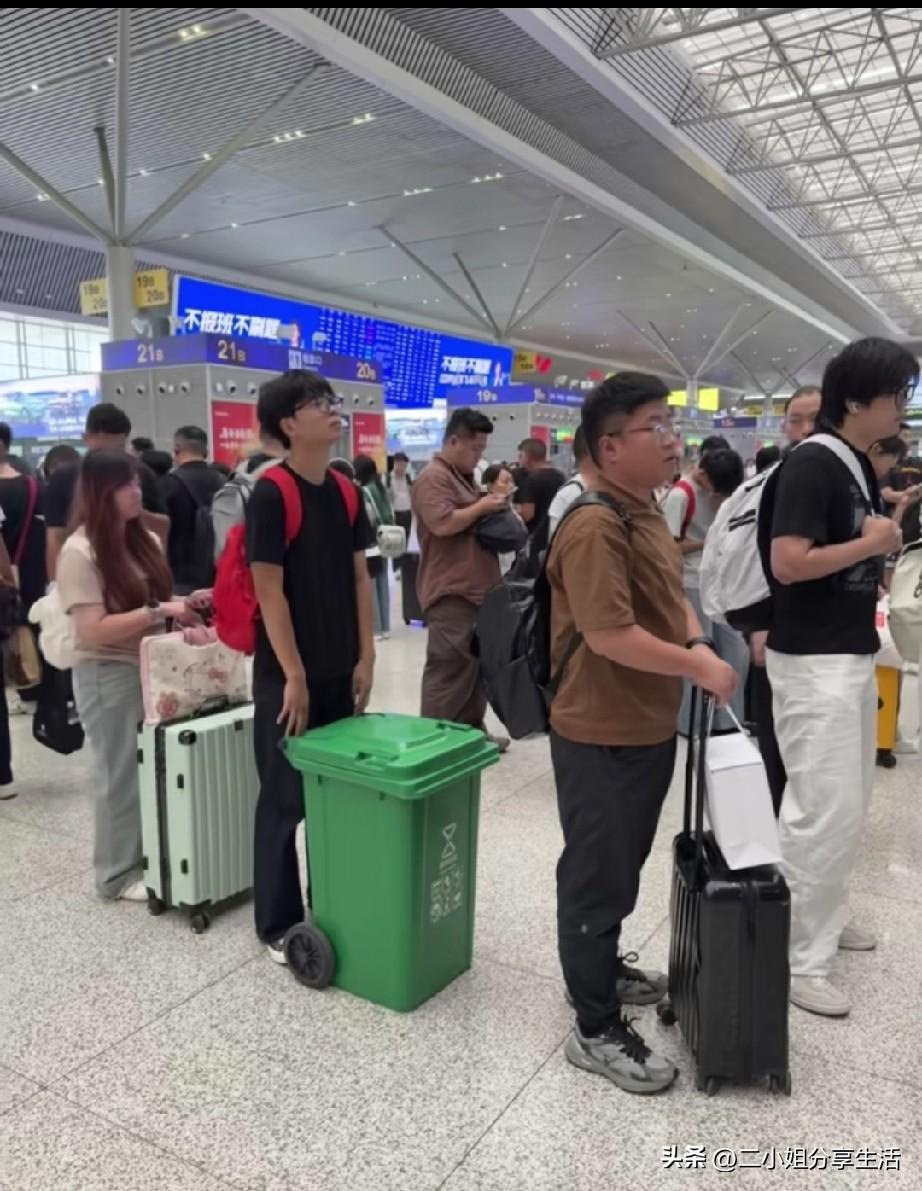 垃圾桶当行李箱: 被这个少年的心态戳到了见过各式各样的行李箱，他却拖着绿色垃圾桶