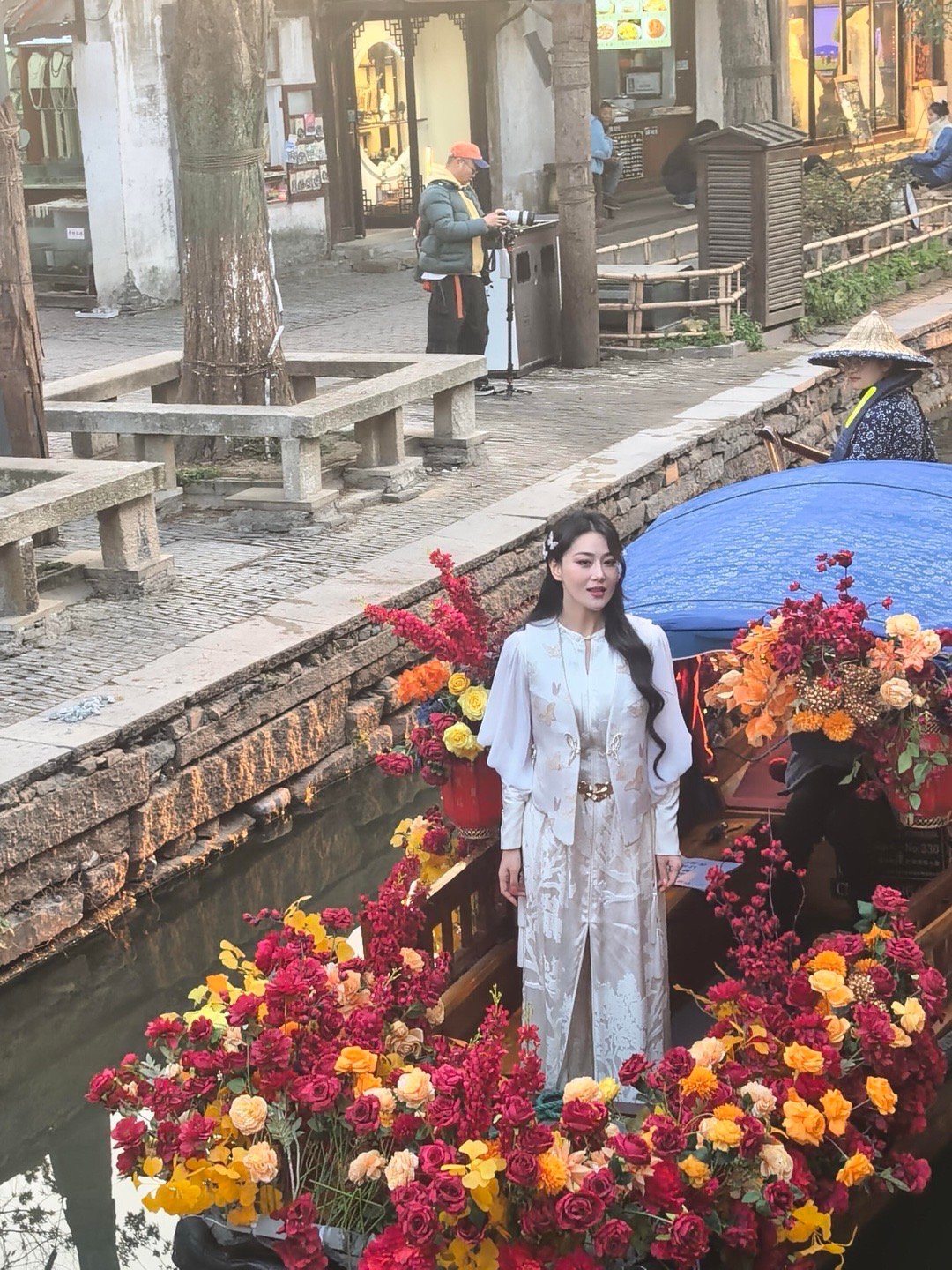 网友古镇偶遇张馨予，脸好小好漂亮 