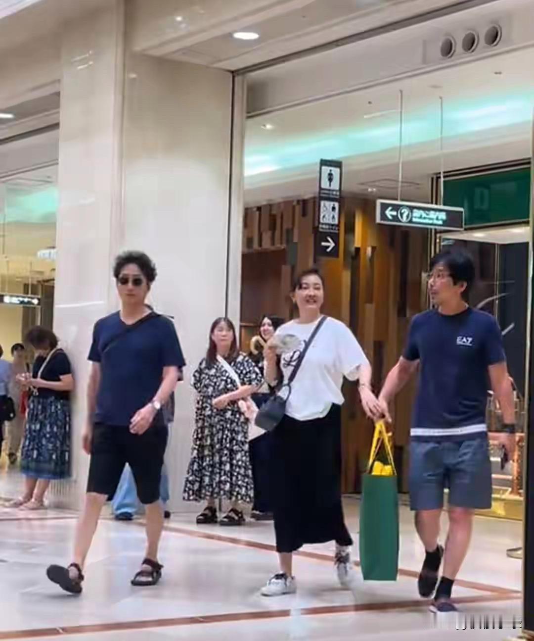 牛莉与富豪老公日本恩爱同框破离婚传闻！大8岁丈夫一身名牌显年轻，网友赞其似“十年