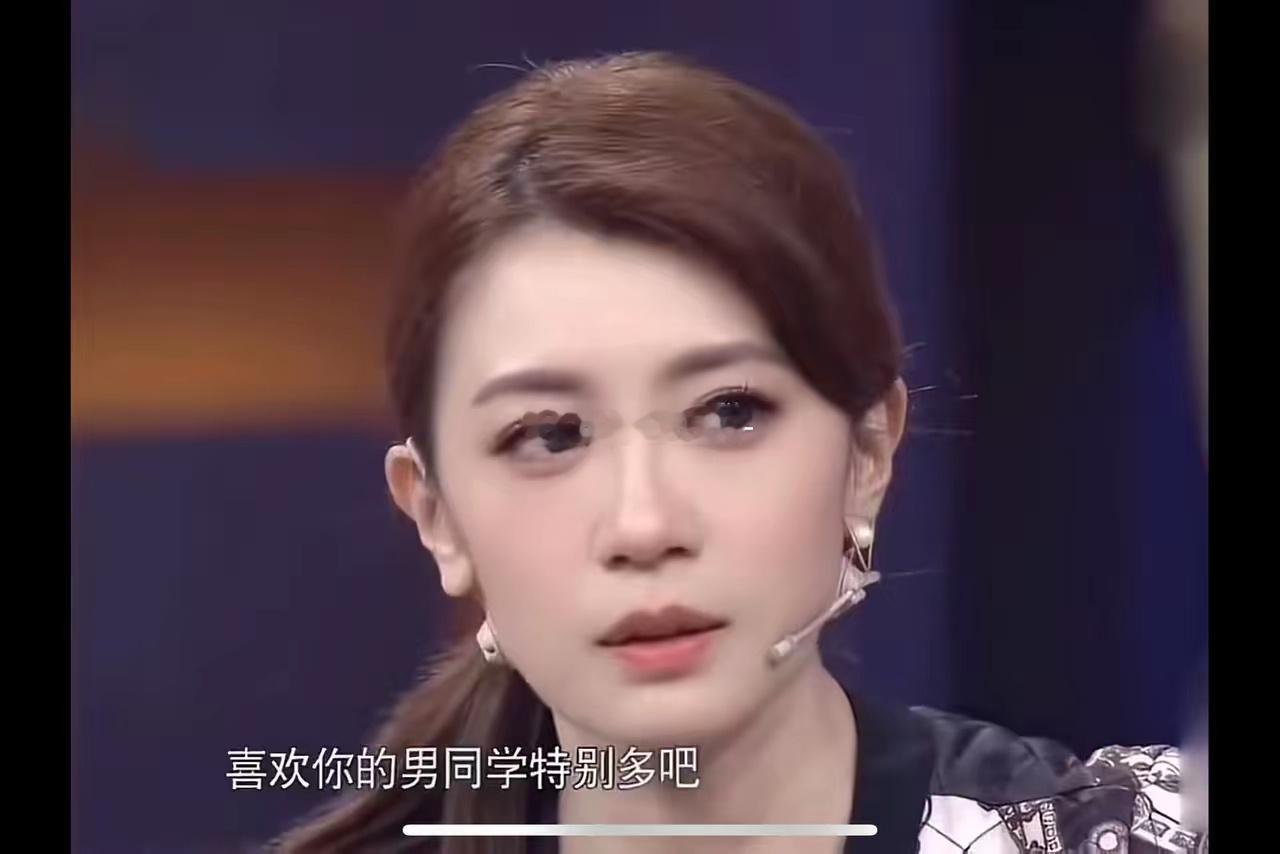以前的美女接受采访是这样子的主持人：你怎么长得这么漂亮美女：没有，我觉得我很一般