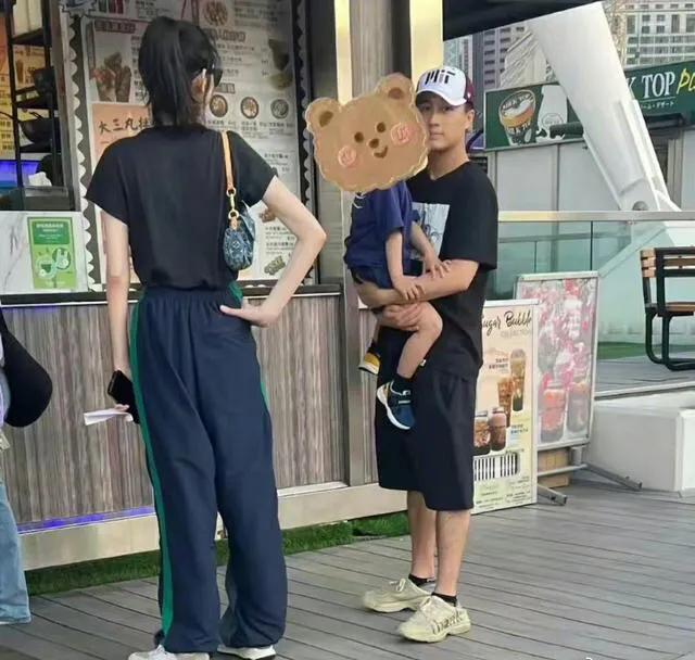 何猷君虽然个子小，但是绝对是个暖男！奚梦瑶真是嫁对人了！
逛街全程抱着小孩，这是