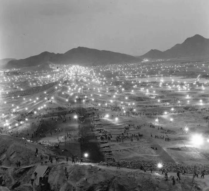 1958年7月9日，大跃进期间，怀柔水库工地夜景。