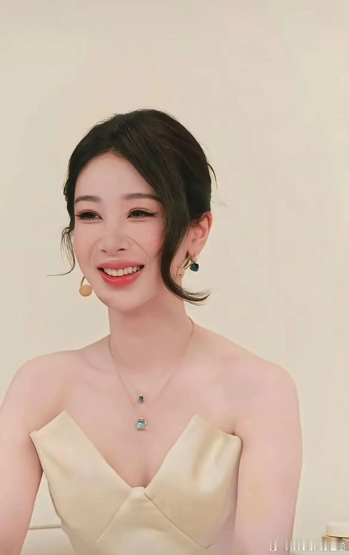杨紫大概是忘了自己有多火了。都火成顶流了，面对镜头还保留着这种谦卑内敛的姿态，整