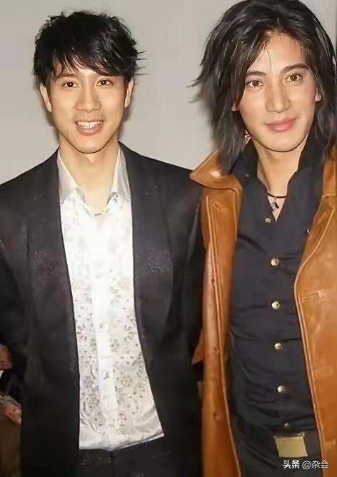 太神奇了！王力宏居然邀请李治廷同台演唱了！
明明是异父异母，却长得像复制粘贴，气