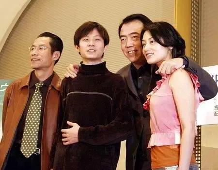 陈凯歌太不在意另一位的感受了，四个人，左面搭着年轻的帅哥，右边搂着爱妻，他们三个