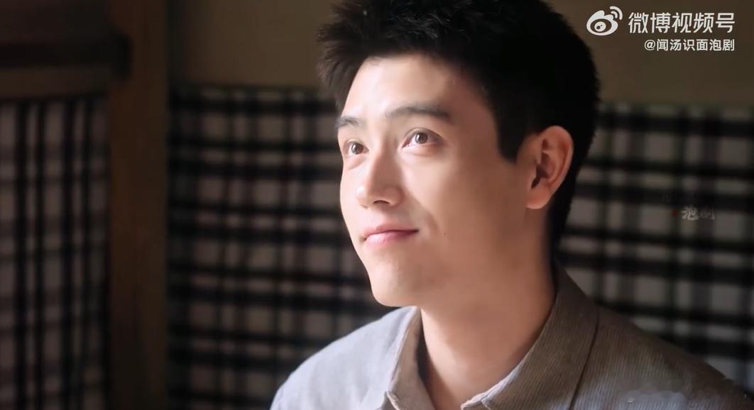陈飞宇让年代文男主有了脸 陈飞宇身上那种干净又克制的少年感太绝了，方穆扬温柔内敛