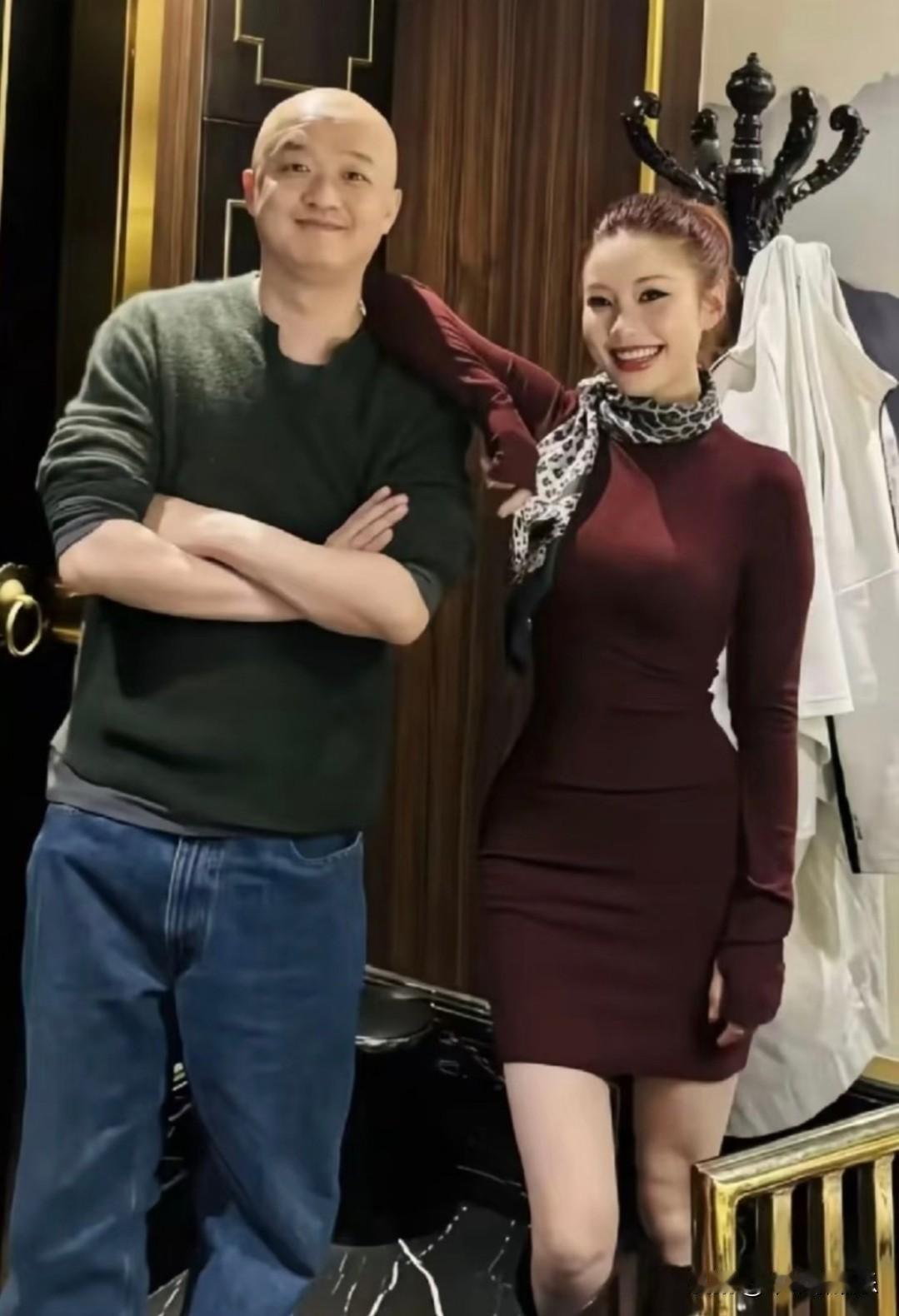 万能的网友扒出来包贝尔和那位女士的合影。 ​