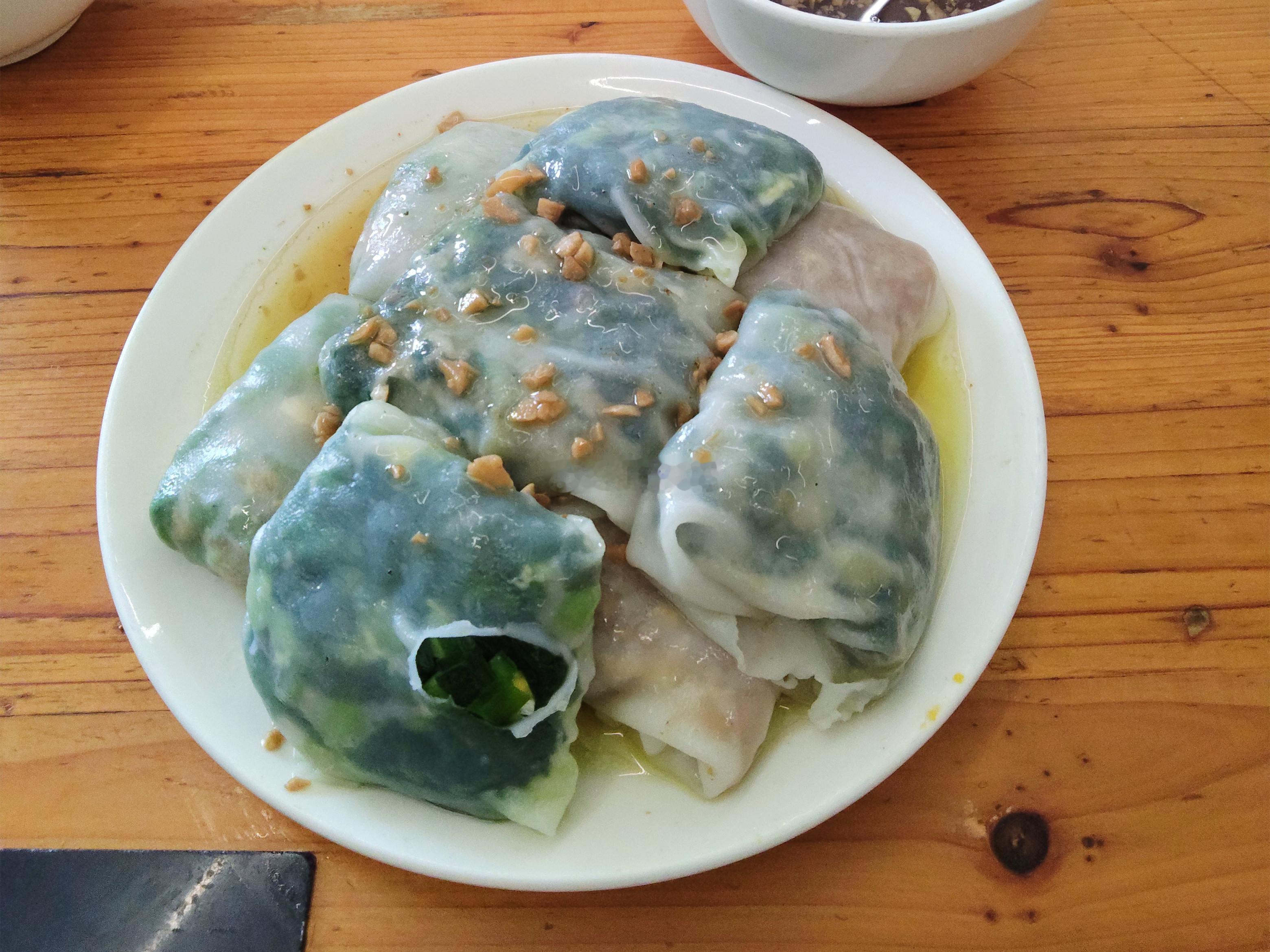 继续在普宁流沙逛吃，图中这个菜粿也是一种出了汕头市区才吃得到的食物，和丰顺捆粄、