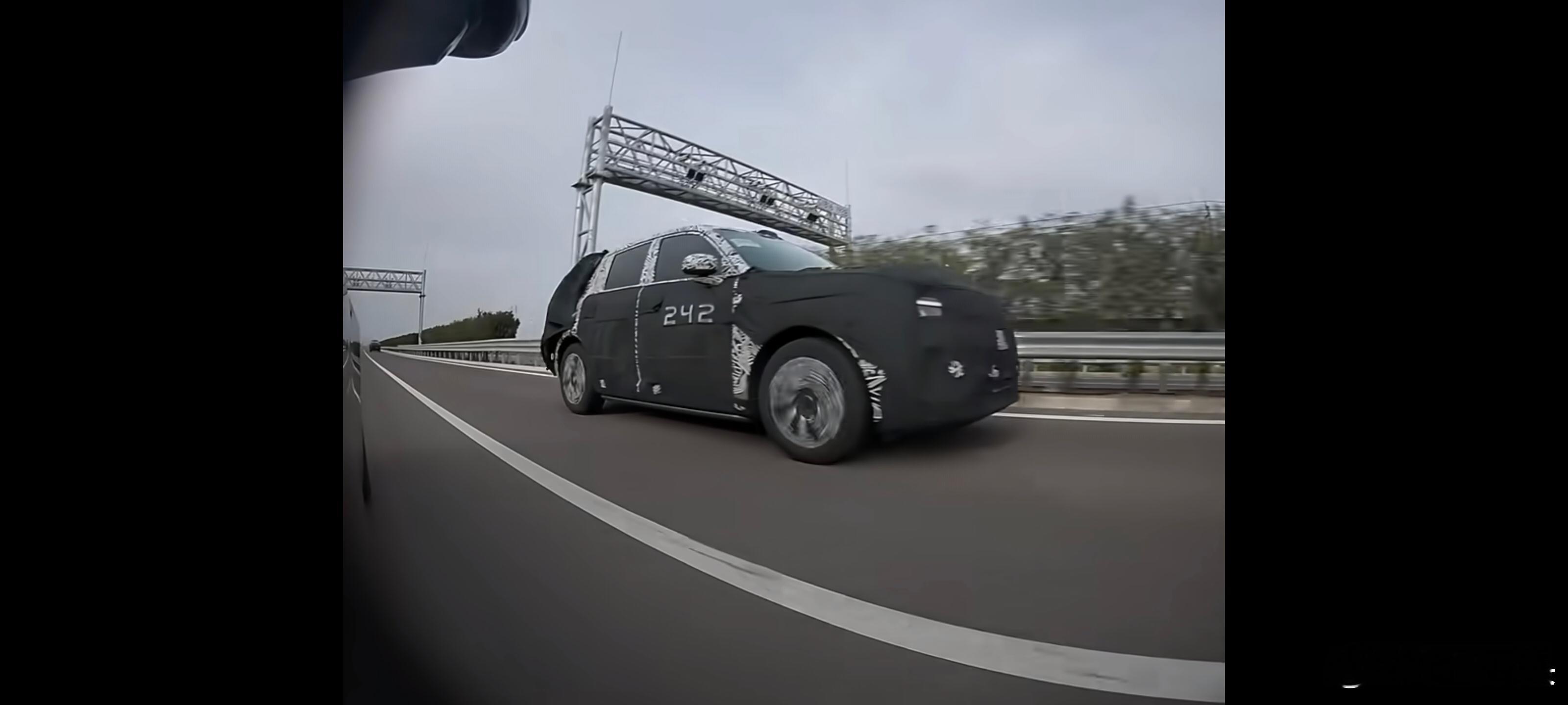 这几天小米YU9的消息越来越多，依旧在路测。其实这车2024年就被拍到在路测，谁