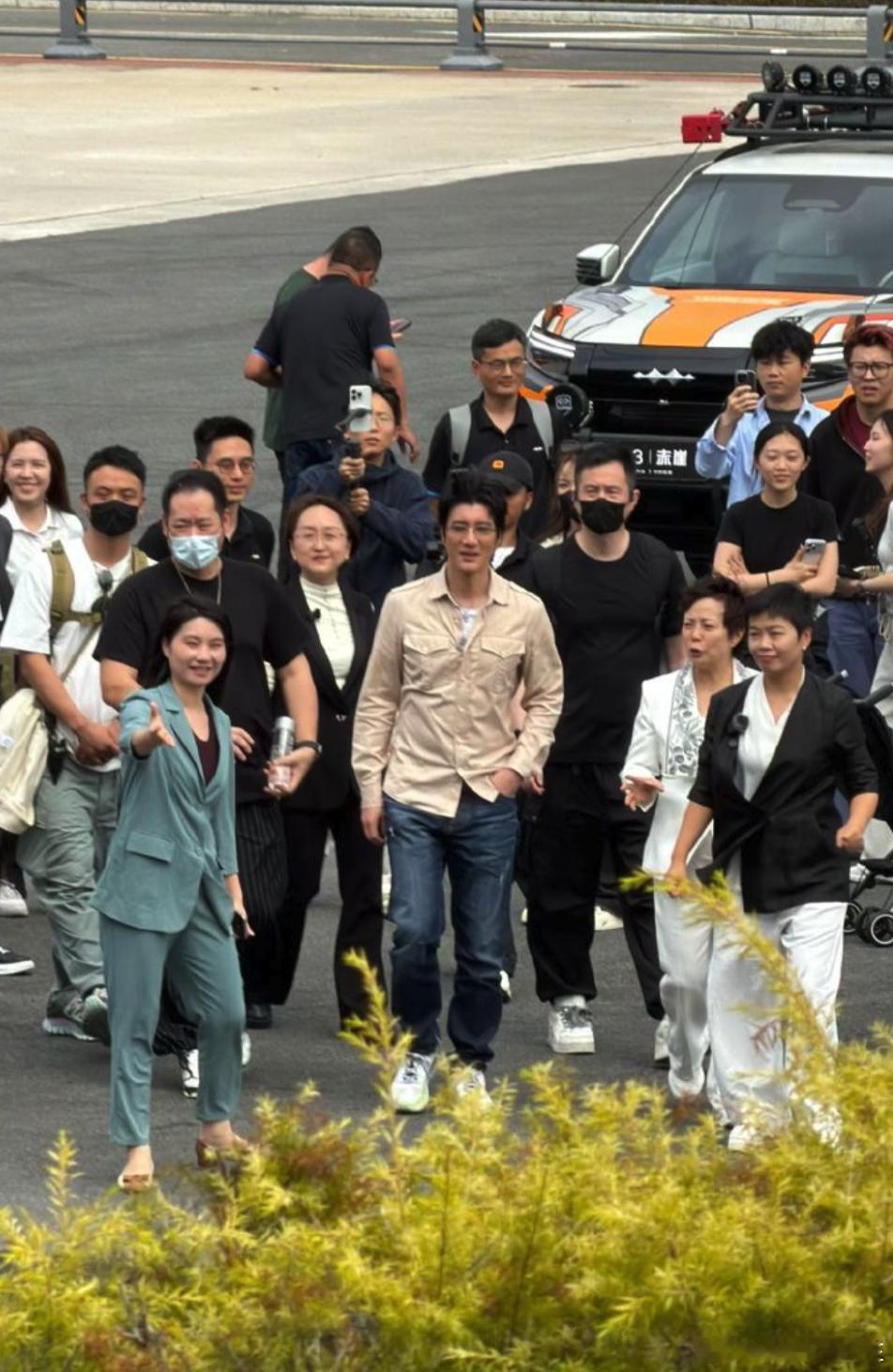 王力宏仰望代言人？王力宏坐着腾势D9来了比亚迪总部，边上有比亚迪李轲和仰望总经理