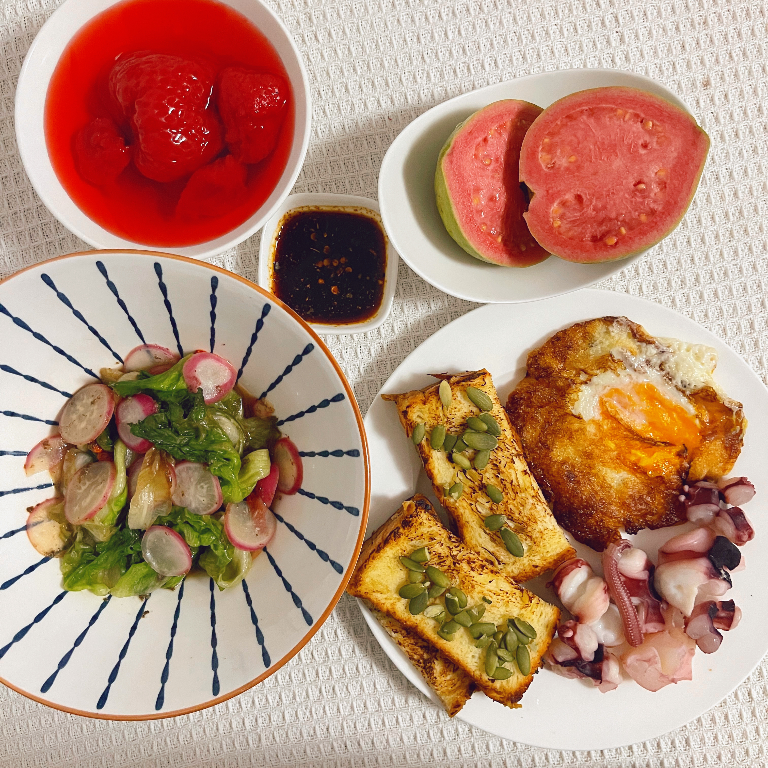 晚餐煎北海道牛乳吐司 南瓜籽 鱿鱼 煎蛋生菜枸杞拌萝卜 红心芭乐 草莓罐头 