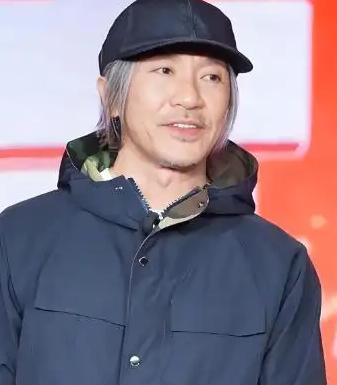 周星驰有一个特殊的癖好， 
大概这辈子都改不掉了， 
那就是但凡是他拍摄的电影，