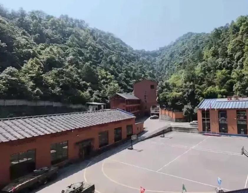 又一起父母把女儿骗进戒网瘾学校！
这次的主角是18岁的女孩小曼，4月21日男友联