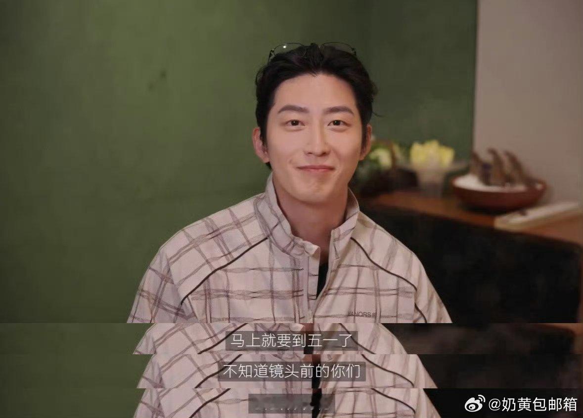 窦骁在北京打高尔夫好松弛 窦骁这涮肉吃出了屏幕！麻酱蒜泥辣椒油，蘸啥都香迷糊了～