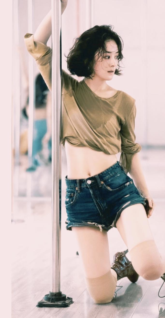 4月6日，一条“赵丽颖拍戏练钢管舞”的消息突然冲上热搜，点开一看，不少人都被那组