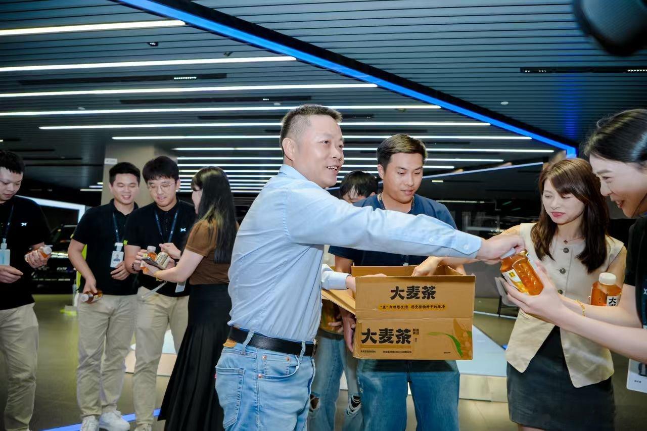 全新小鹏P7首日试驾就爆火，何小鹏深夜探班试驾给大家送大麦茶。目前试驾预约已经排