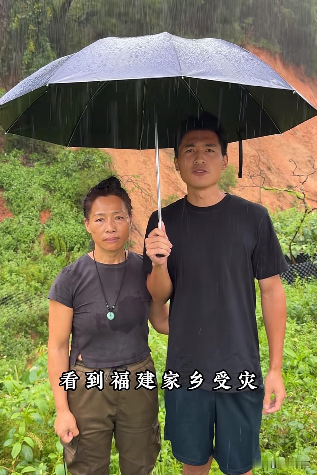海军母子捐款30000元给福建红十字会！评论区网友却都是在教训他“捐的太多了！你
