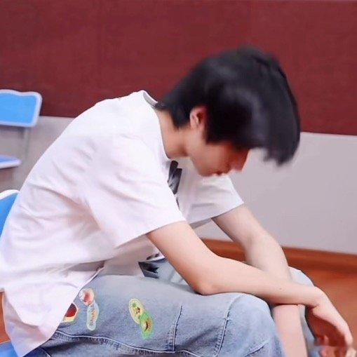 某一天圆周率算尽，人类拥有逆转时空的能力，在我们都无法回到的练习室里，小小的你抬