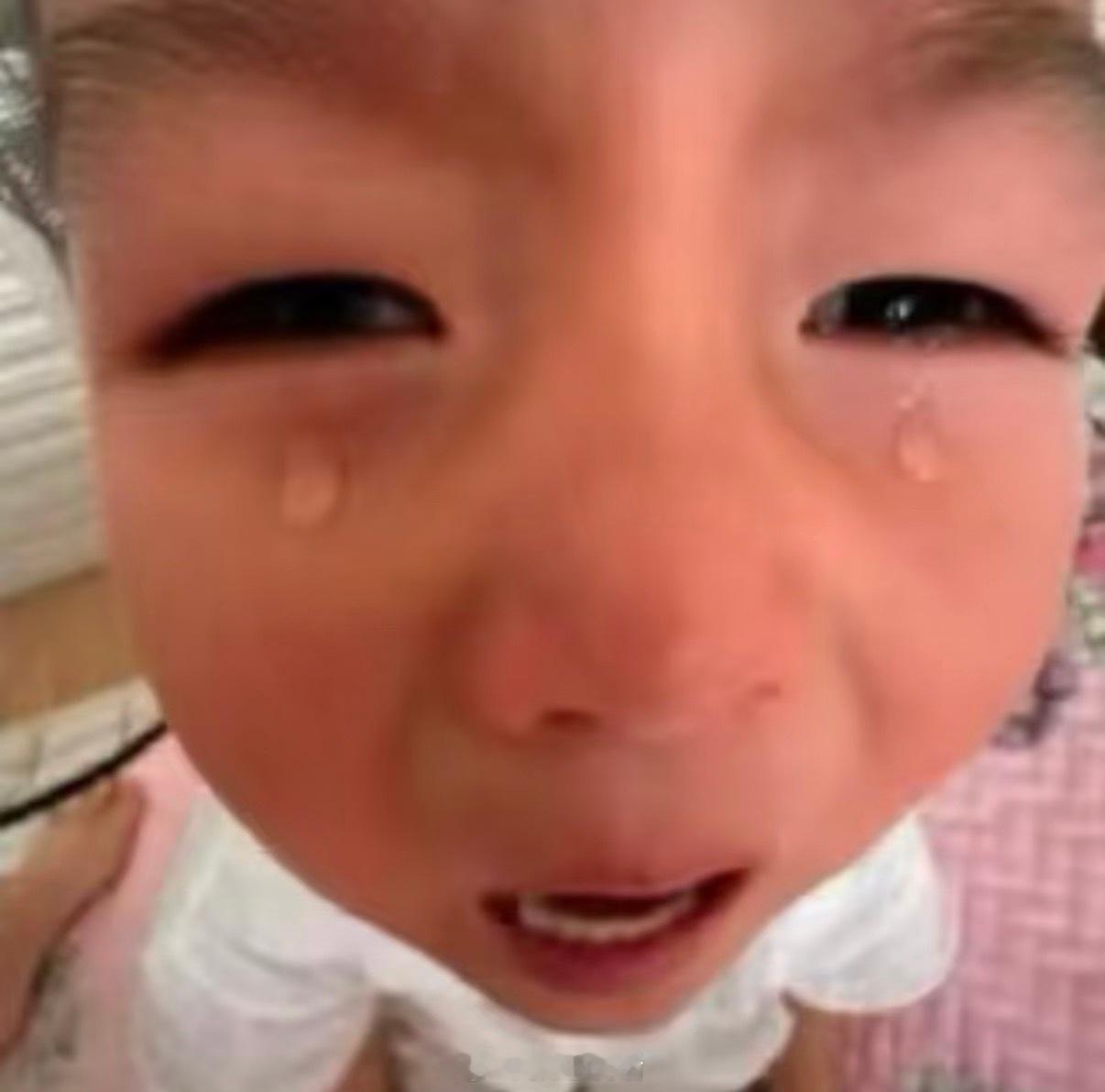 耳洞打了一年都没发炎，现在都快三年了，一换耳钉就发炎，刚刚想拆下来涂点红霉素，结