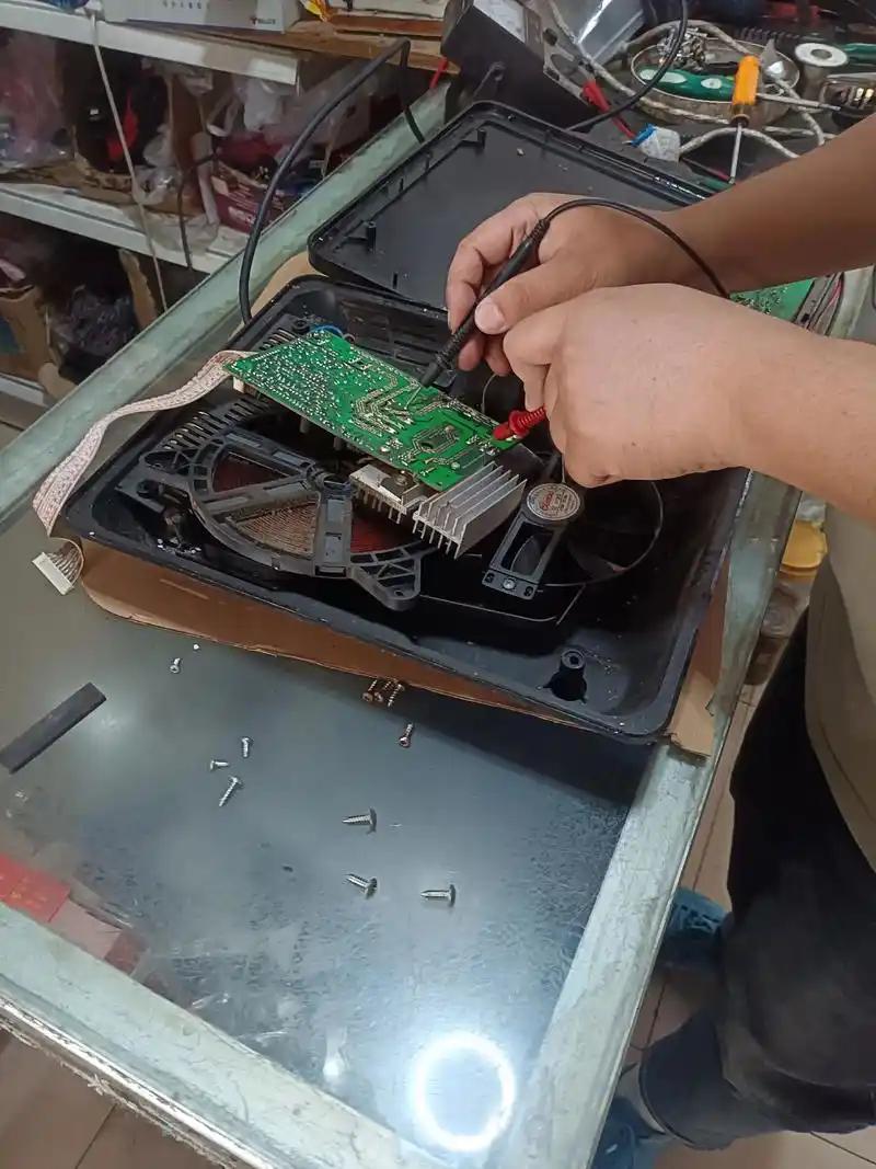 以前大家编段子笑俄罗斯，说俄罗斯缺芯片，要拆冰箱拆家电凑芯片用。现在轮到日本了，