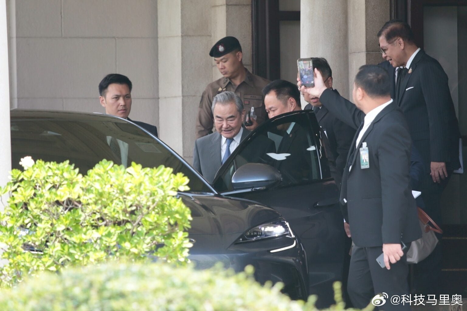 4月24日，泰国总理阿努廷驾驶自己的比亚迪海狮07，载王毅外长共进午餐。总理座驾