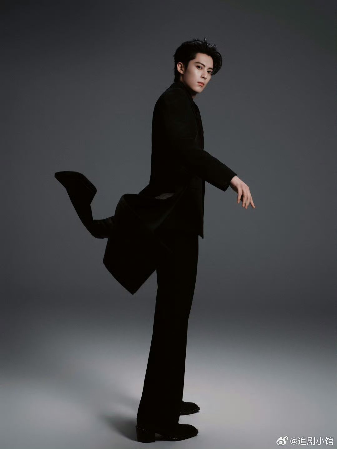 王鹤棣、张凌赫、侯明昊的工作室出图与红毯生图，喜欢谁的造型[彩虹屁][彩虹屁][