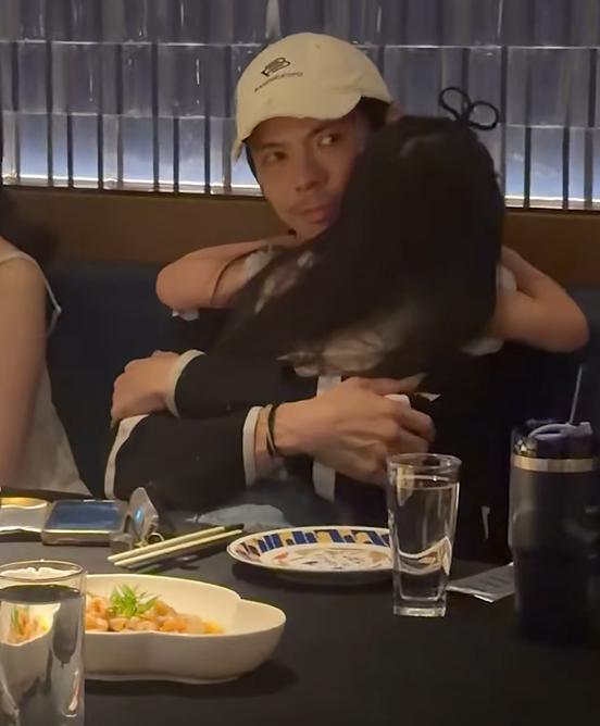 向佐郭碧婷这对“神仙眷侣”又来秀家庭幸福感了！

近日，向佐一家四口畅游游乐园的