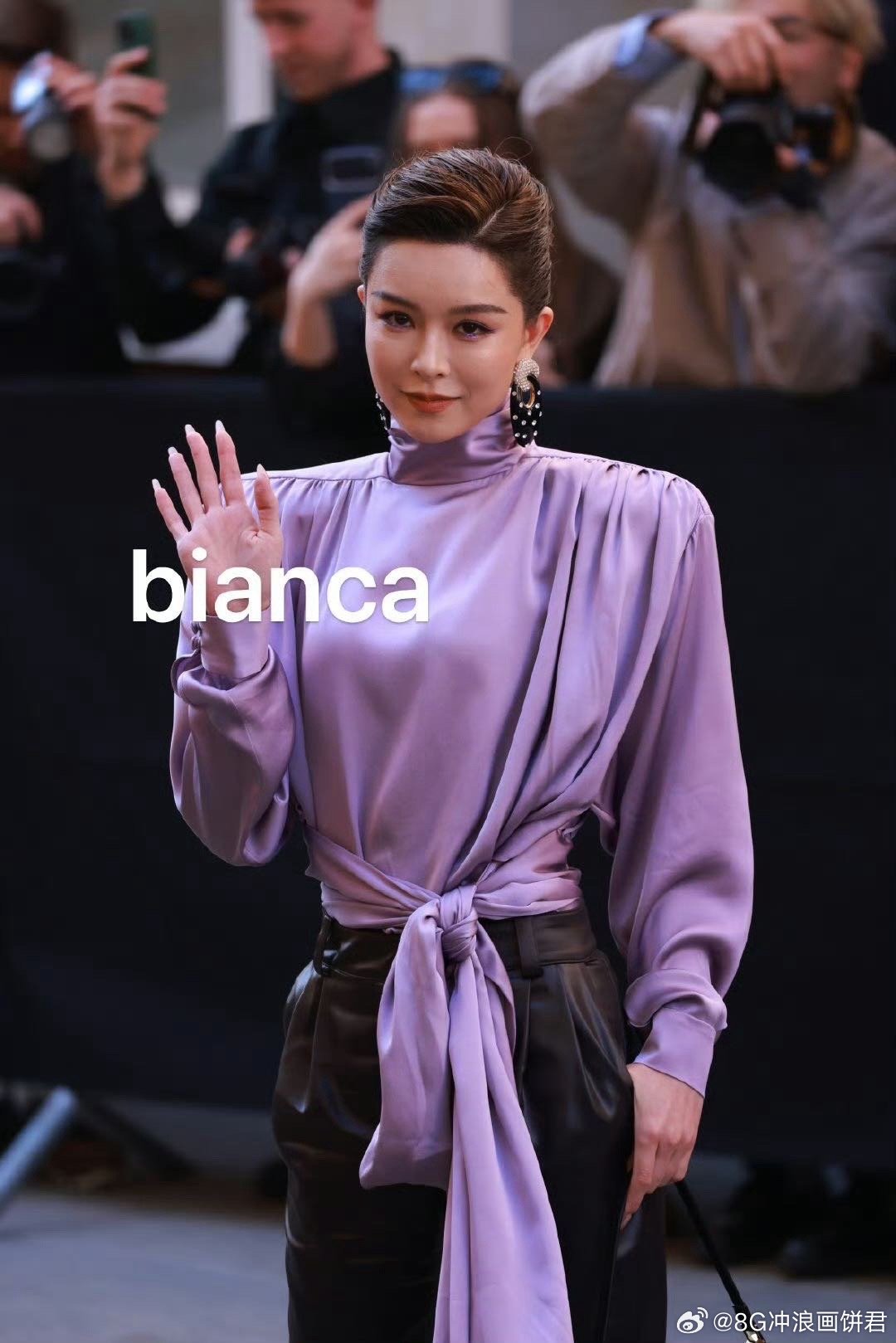 文咏珊太平洋宽肩文咏珊这肩膀是太平洋级别的吧？往埃菲尔铁塔前一站，气场比铁塔还稳