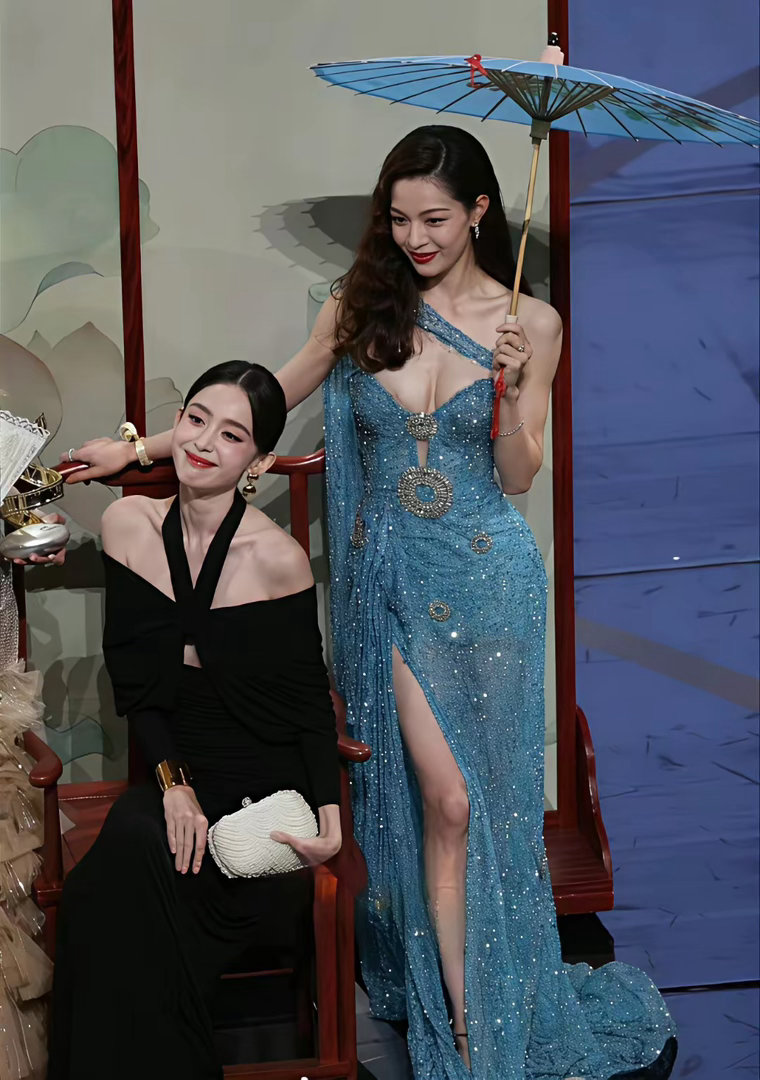 感觉钟楚曦衣服都要掉了，但是一脸镇定，美的让人忘记了旁边是古力娜扎 