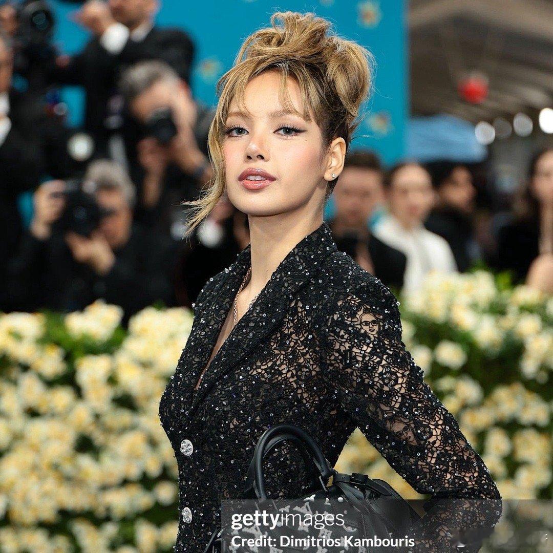 Lisa首次亮相Met Gala后，成为全球范围内与该活动相关的热门话题。 ​​