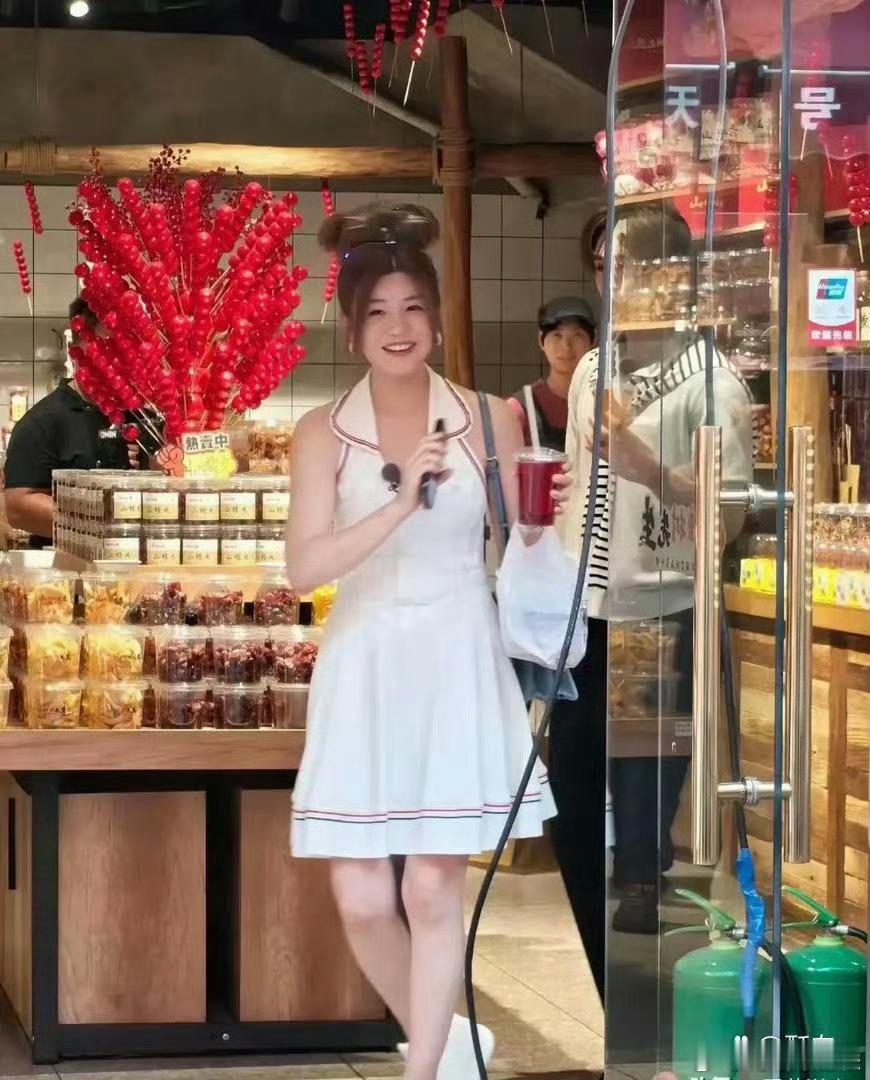 陈妍希去看歌手了陈妍希去歌手了芒果熟人团建现场，陈妍希低调现身歌手演播厅，近距离