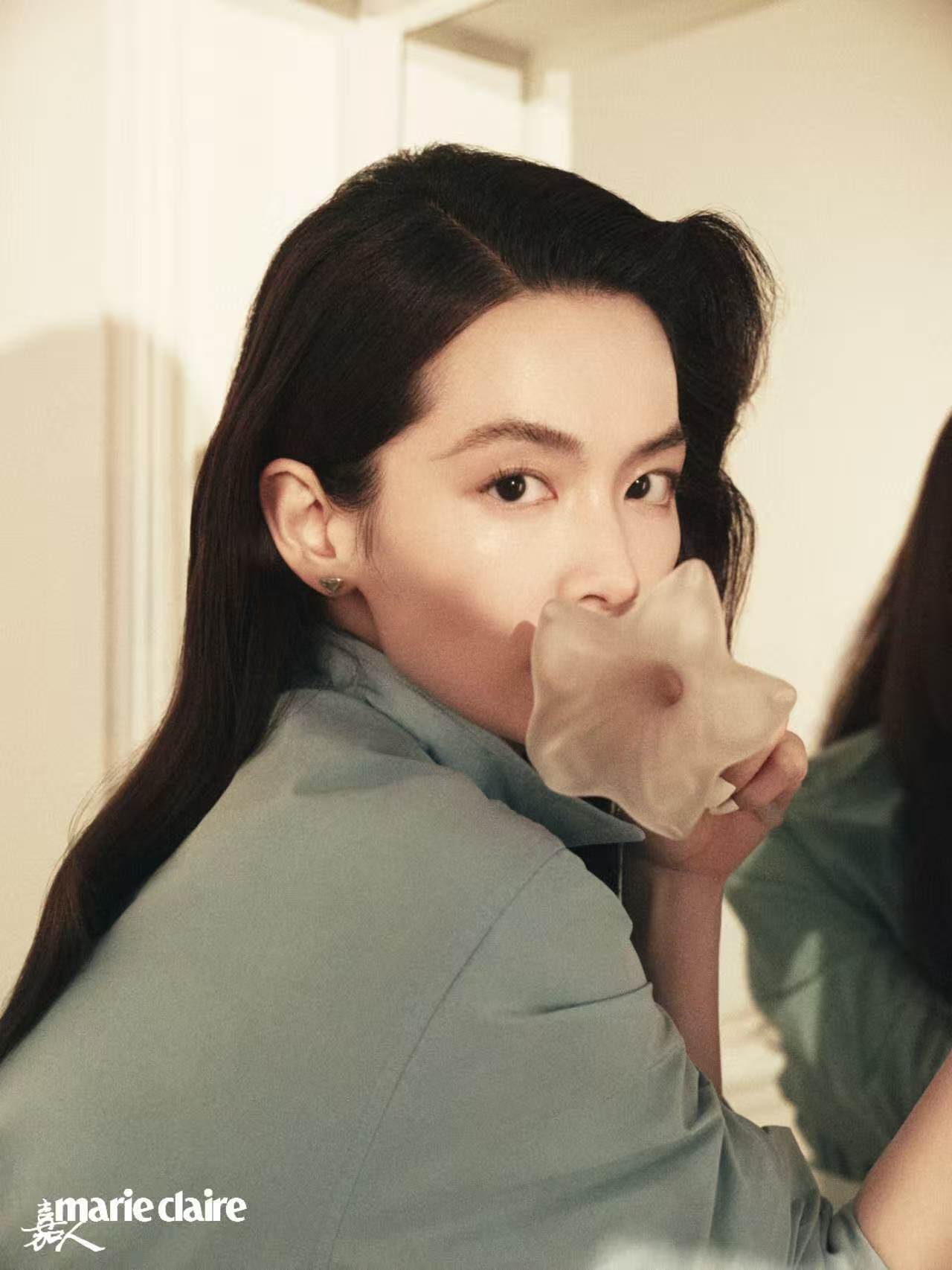 陈昊宇好考验骨相的造型越简约越考验底子！陈昊宇的无碎发大光明清爽利落，不刻意迎合