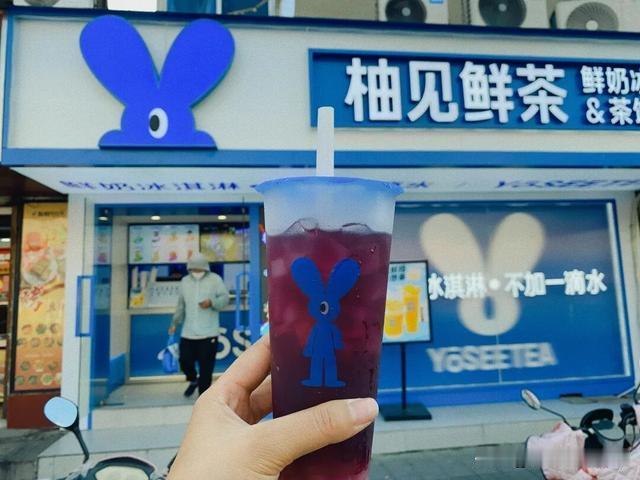 “把‘新鲜’做成标准答案，却把‘罐头’装进杯子，这届奶茶的‘真诚’保质期，比果酱