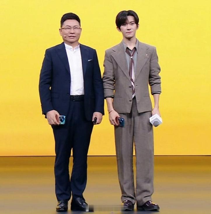 【易烊千玺余承东合照】易烊千玺余承东华为发布会合照4月20日，华为Pura 90