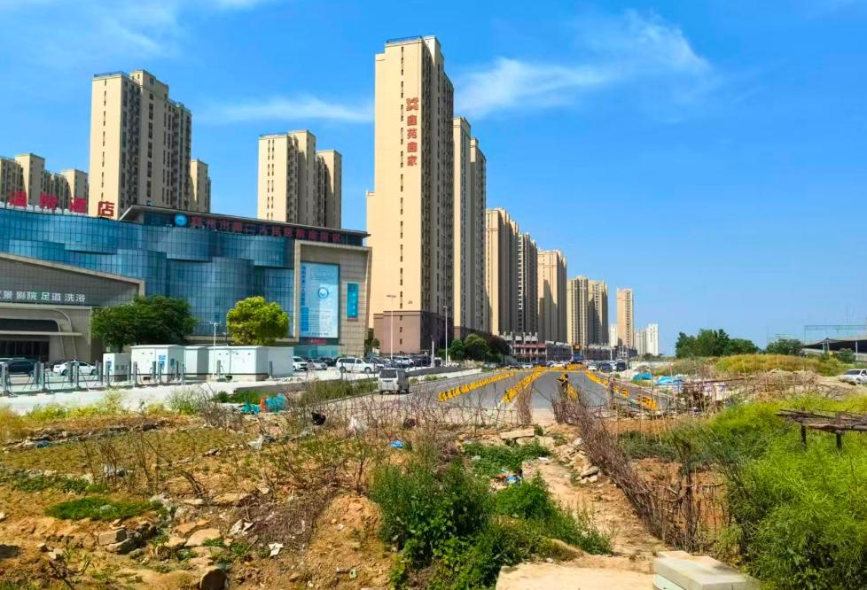2026年5月7日，河南郑州市二七区南四环路附近的百荣路，开工8年仍未完全修好。