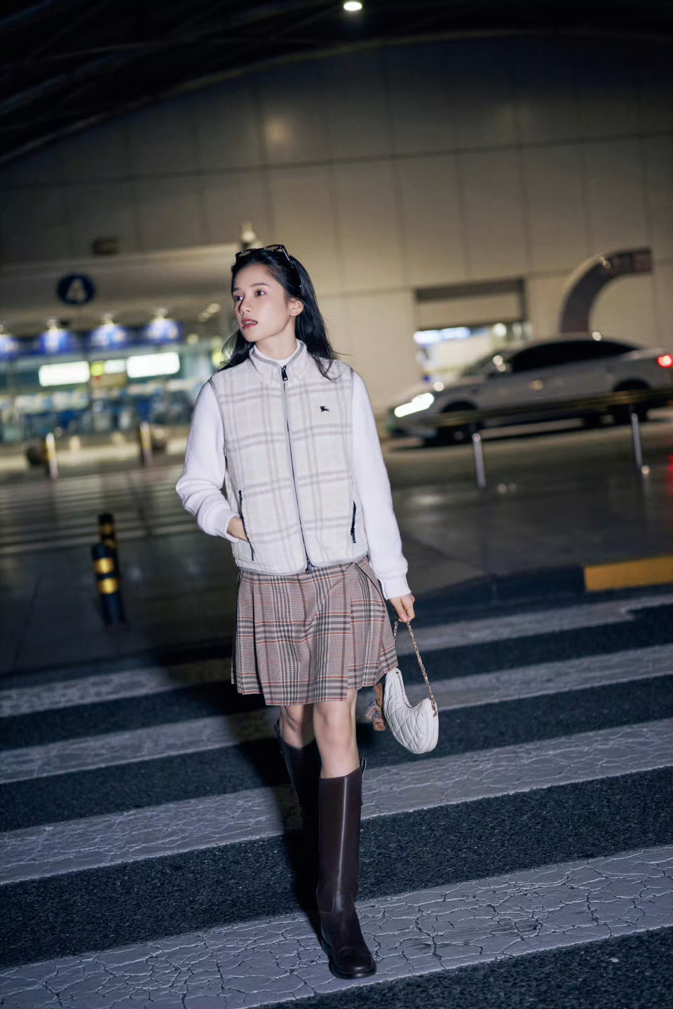 礼貌发问，张婧仪工作室是端着个座机就能当摄影师了吗。 ​​​