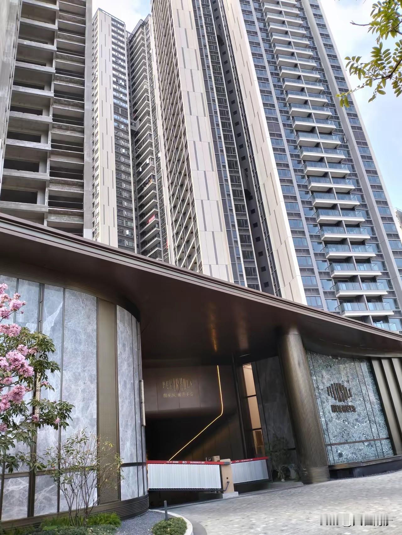 你敢信，南沙竟然有这么好看的车库出入口，据说里面还有星空天幕。而你更不敢信，这之