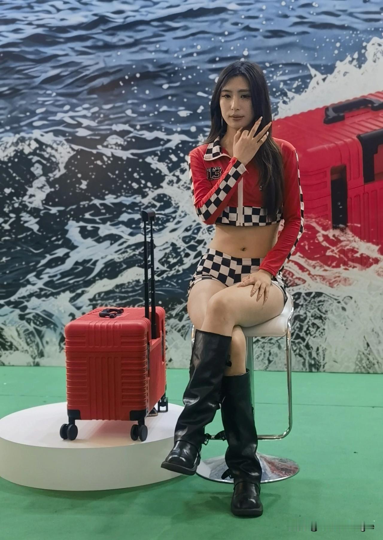 “红箱映波光，美人坐中央”，这画面一下就把氛围感拉满了，也让我想起我的世界杯记忆