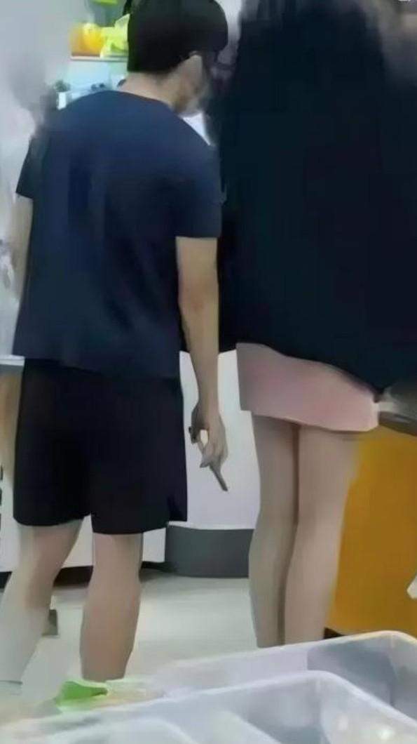 那个南京审计大学男生偷拍的猥亵事情，上了热搜，然后这个男生的前途也渺茫了。
这个