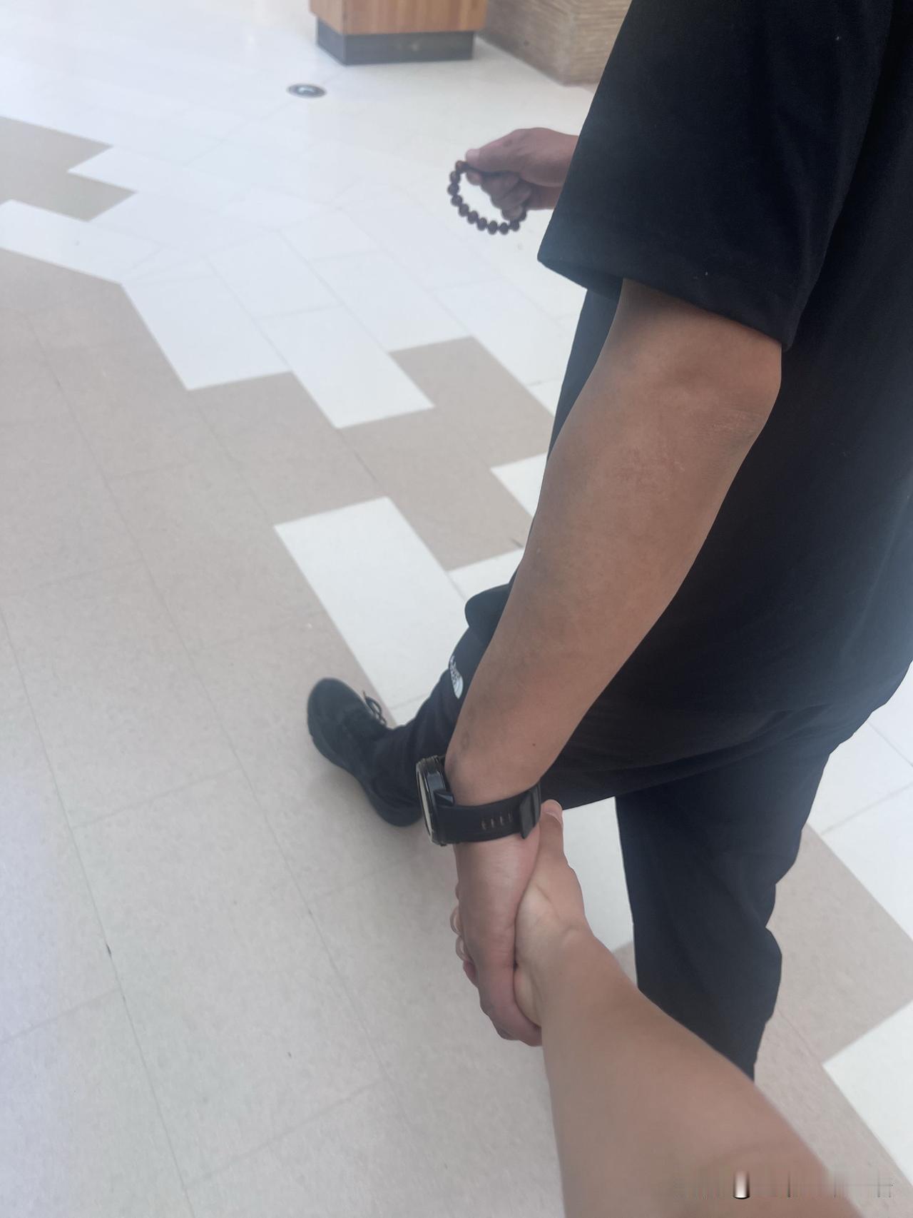 这辈子我从未如此深爱过谁，却在步入中年后偏偏掏心掏肺的爱上了一个不属于我的人。