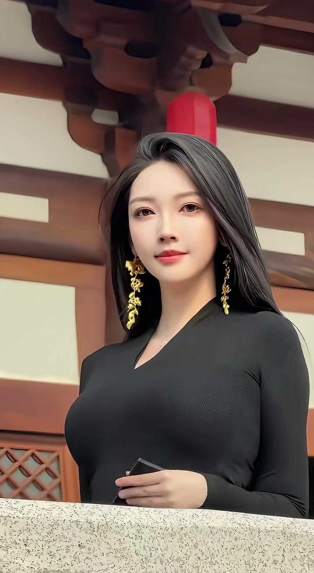 红袖添香夜，轻纱掩面时。