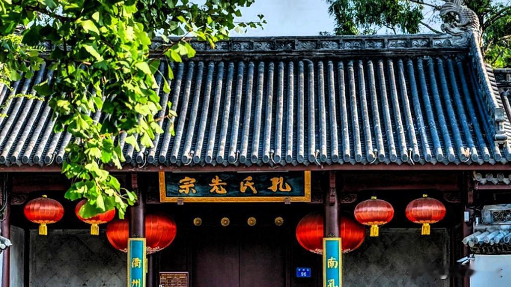 漫步衢州孔庙，红墙古柏间，藏着儒家最动人的文脉与平民传承。北宋靖康之变，孔子48