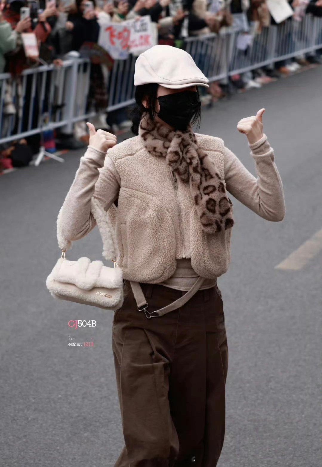 虞书欣《云初令》今日上班饭拍，毛茸茸的太可爱了