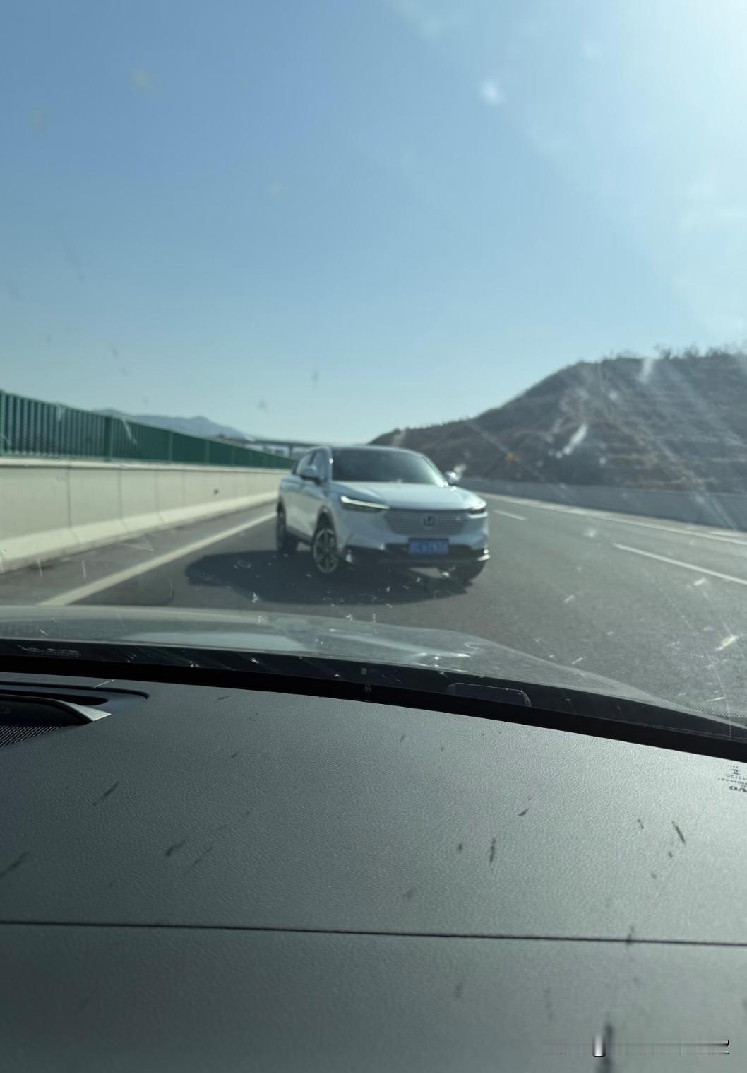 活久见，高速掉头也碰上了
，红米老手机关键时候，对焦不成功，没拍到车牌。打了投诉