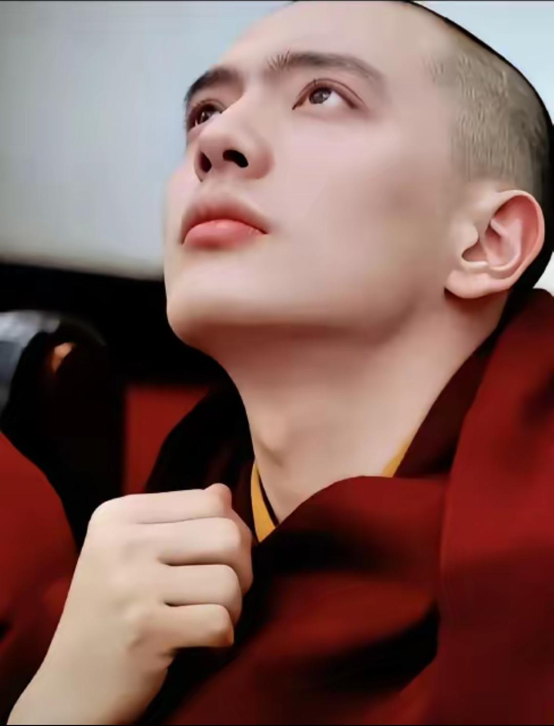 西藏活佛达隆爆火，不是因为活佛身份和佛学知识，而是因为颜值而走红。达隆活佛今年2